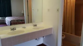 The Virginia Lodge - Bathroom