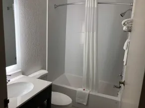 Red Lion Inn & Suites Elk Grove Village - Salle de bain