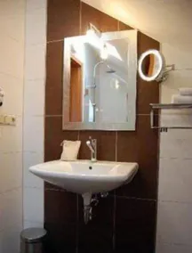 Hotel Figo - Bathroom