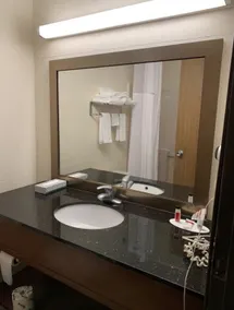 Days Inn by Wyndham Topeka - Salle de bain