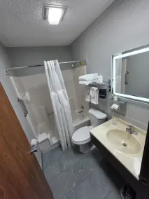 Super 8 by Wyndham Emporia - Salle de bain