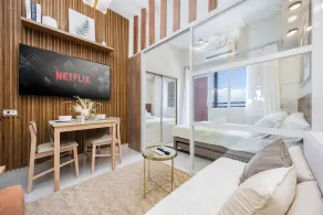 Elegant Wood-accent Studio With Balcony - Chambre