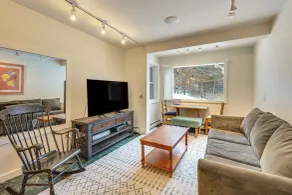 Gorgeous Fall Foliage, Adjacent to Woodstock - Interior