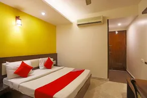 Hotel Station View Mughalsarai by ShriGo Hotels - Rum