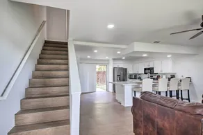 Central Bakersfield Townhome w/ Private Patio - Innvendig
