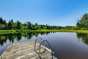 On-site Pond: Scenic Farm Stay in Chenango County - Innvendig