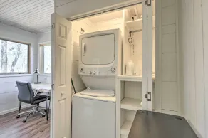 Stunning Culloden Cabin with Deck & Creek View! - Interiör