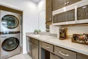 Work + Unwind Poolside! Nurse-ready Houston Rental - Interiør