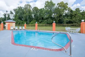 Howard Johnson by Wyndham Vicksburg - Pool