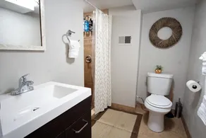 Charming Bungalow Next to UNC-FREE Cruiser Bikes! - Salle de bain
