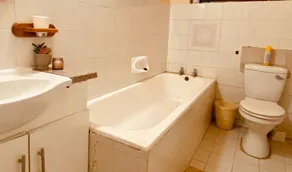 Charming 3-Bedroom House Rental in Pinetown, South Africa - Badezimmer