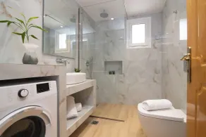 Charmante villa adaptée aux familles avec jacuzzi, barbecue et jardin | Vue piscine - Salle de bain