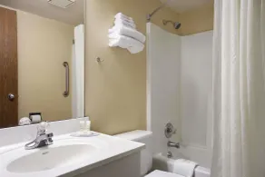 Super 8 by Wyndham Collinsville St. Louis - Salle de bain