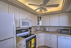 Sunny Getaway: Community Amenities, Walk to Beach! - Interiör