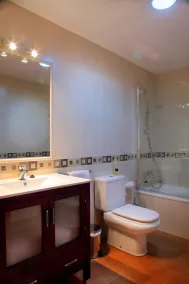 Casas Pirineo Aínsa: Pool & Garden - Badezimmer