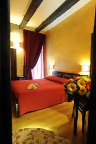 B&B Muro Torto Cairoli - Struttura sanificata giornalmente con prodotti specifici conformi al Decalogo del Ministero Salute - Personale sottoposto a test sierologico periodicamente - Room