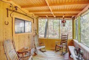 Secluded Tallassee Cabin w/ Fire Pit & Porch! - Interiør