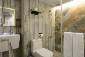 Hualien Wow Hostel - Bathroom