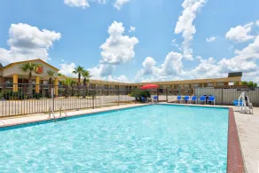 Super 8 by Wyndham Breaux Bridge - Piscine