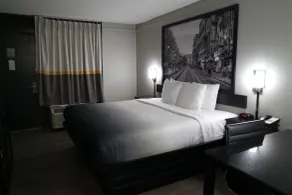 Super 8 by Wyndham Savannah - Chambre