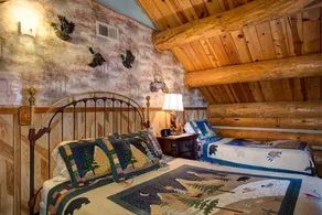 Yosemite Log Cabin-Rustic Charm-Sleeps 8 - Chambre