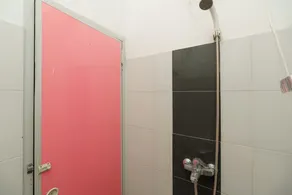 RedDoorz Syariah near Ciledug Station - Salle de bain