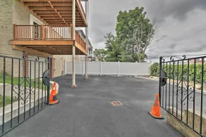 Yonkers Apt w/ Balcony: Walk to Train Station! - Intérieur