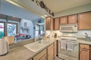 All-Season Base! Unit w/ Balcony in Beech Mountain - Interiör