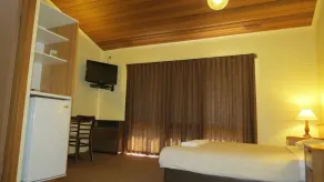 Mountain Creek Motel Bar & Restaurant - Rum