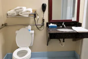 Coratel Inn & Suites by Jasper Black River Falls - Badezimmer