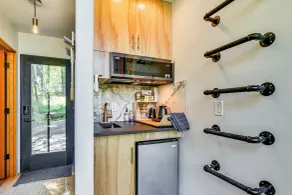 Modern PNW Cabin on 10 Wooded Acres - Intérieur