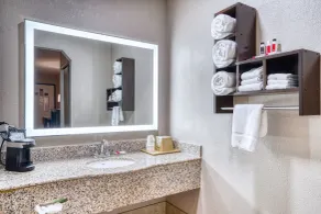 Super 8 by Wyndham Houston Webster NASA - Salle de bain
