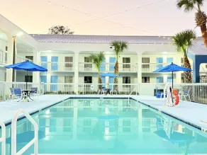 Baymont by Wyndham Tallahassee - Piscine