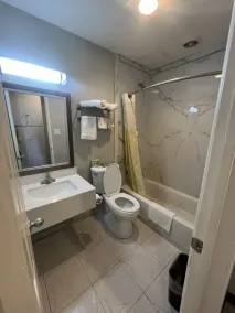 Cloud 9 Inn - El Cielo Inn - Bathroom