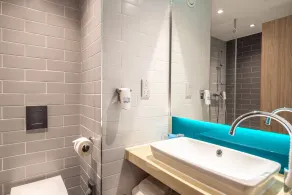 Holiday Inn Express - London Heathrow T4 by IHG - Bathroom