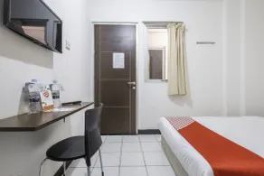 Super OYO 1568 Stasiun Ka Cirebon Guest House - Værelse
