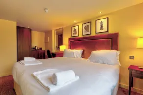 Manchester Airport Stanley Hotel by Belvilla - Room