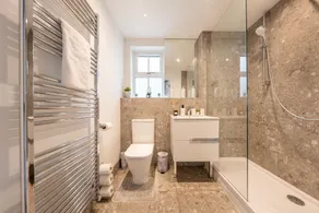 Super Luxe Central Maidenhead Apartment - Bathroom