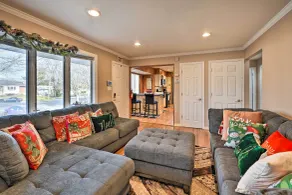 Quiet Commack Cottage w/ Pool, 8 Mi to Beach! - Intérieur