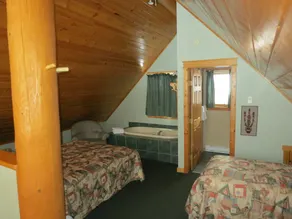 Chancellor Peak 1BR and Loft Wooden Cabin near Lake Louise - Rom