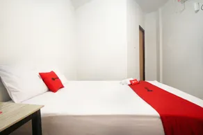 RedDoorz near Mal Abepura - Chambre