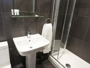 Arthur's Bar & Accommodation - Bathroom