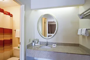Red Roof Inn Utica - Badezimmer