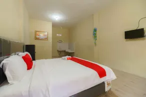 RedDoorz near Bukit Kubu Berastagi - Habitación