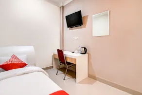 RedDoorz Hotel Baaraka near Living World - Chambre