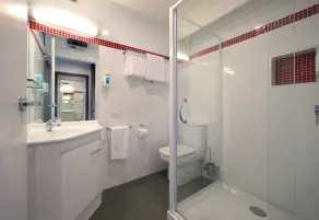 429 Apartments & Suites - Bathroom