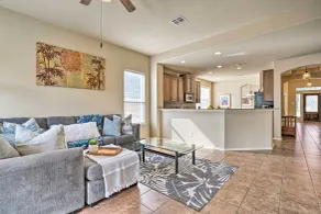 San Antonio Retreat w/ Fireplace + Pool Access! - Interiør