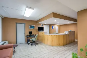 Days Inn by Wyndham Hurricane Mills - Lobby