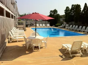 Holiday Hill Inn & Suites - Piscine