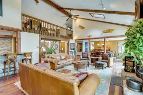 Luxe Poconos Pines Home w/ Beach + Amenities! - Innvendig
